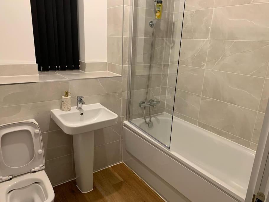 South Ockendon Brand New Entire 4 Bed House Multiple Free Parking Early Check-In Late Check- Out Allowed מראה חיצוני תמונה