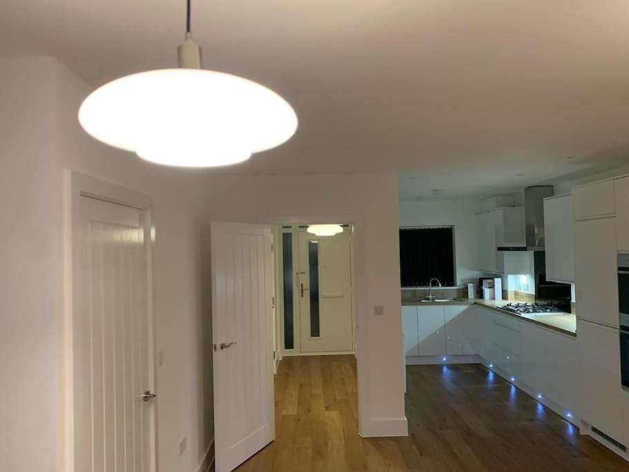 South Ockendon Brand New Entire 4 Bed House Multiple Free Parking Early Check-In Late Check- Out Allowed מראה חיצוני תמונה